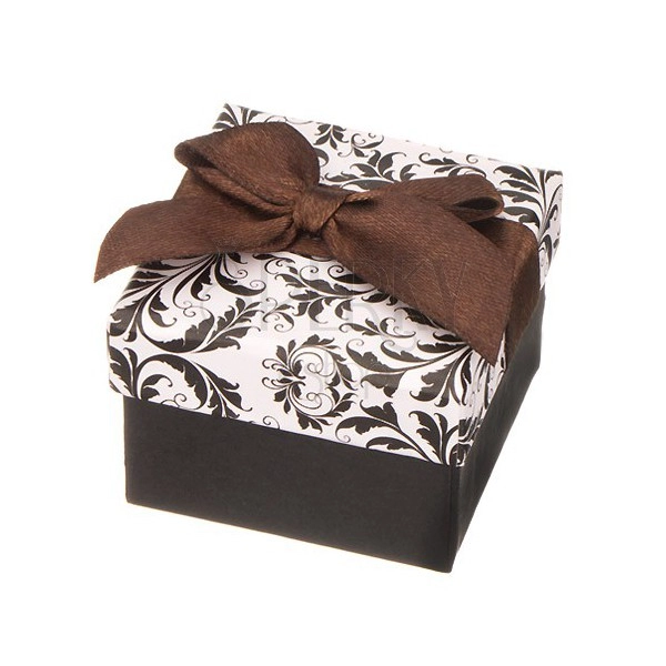 Czarno-białe pudełeczko na biżuterię z ornamentami i brązową wstążką