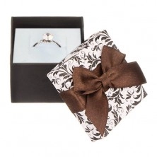 Czarno-białe pudełeczko na biżuterię z ornamentami i brązową wstążką