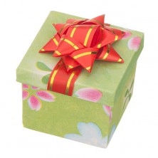 Pudełko na prezent - kostka z różnokolorowym motywem i kokardą