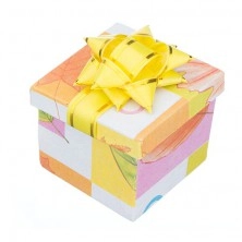 Pudełko na prezent - kostka z różnokolorowym motywem i kokardą