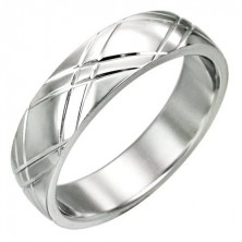Stalowy pierścionek - lśniąca powierzchnia, ukośne rowki w kształcie X