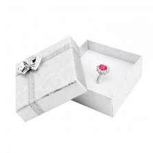 Srebrne pudełeczko na pierścionek ze wzorem kwiatów i kokardką