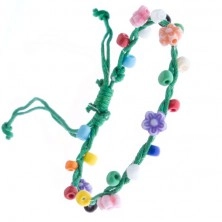 Zielona pleciona bransoletka ze sznurków i kolorowych kwiatków