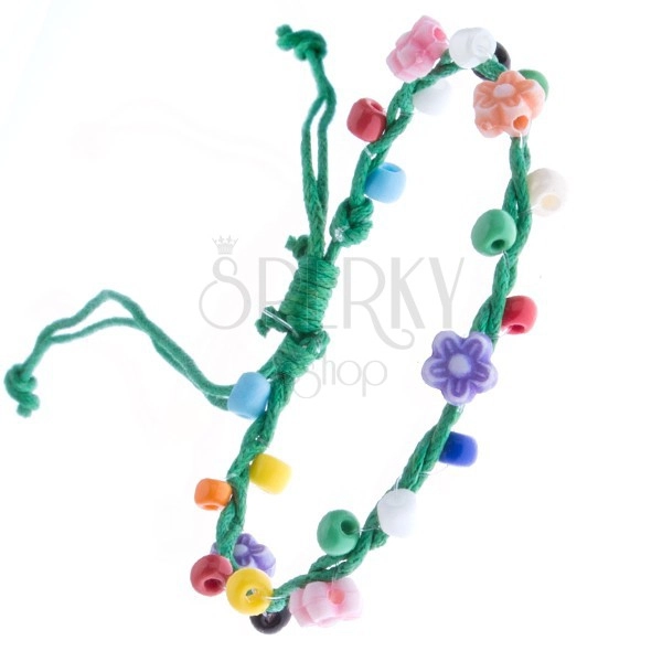Zielona pleciona bransoletka ze sznurków i kolorowych kwiatków