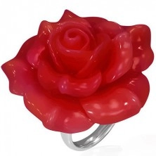 Stalowy pierścionek - czerwona rozkwitnięta róża, żywica