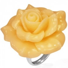 Stalowy pierścionek - rozkwitnięta żółta róża, żywica