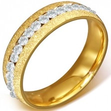 Stalowy pierścionek - złote piaskowanie, rząd okrągłych przeźroczystych cyrkoni