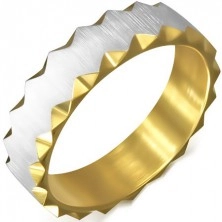 Stalowy pierścionek o złotym kolorze z satynowym pasem, trójkątne wcięcia