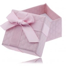 Różowe pudełeczko na biżuterię z kwadracikowym wzorem, kokarda
