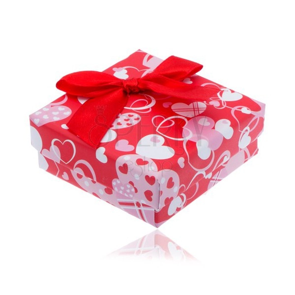 Czerwone pudełeczko na prezent w serduszka z czerwoną kokardą