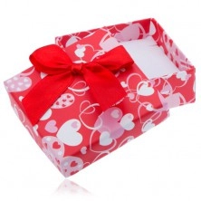 Czerwone pudełeczko na prezent w serduszka z czerwoną kokardą