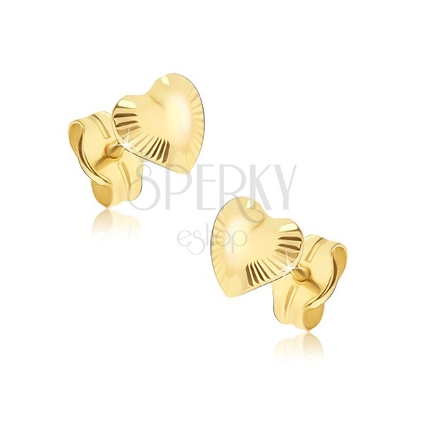 Lśniące złote kolczyki 585 - asymetryczne serduszka, promieniste rowki