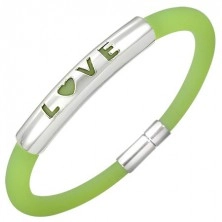 Gumowa bransoletka w zielonym odcieniu - metalowa płytka z napisem LOVE