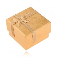 Złote pudełeczko na pierścionek ozdobione wstążką i kokardką, złote róże