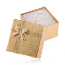 Złote pudełeczko na pierścionek ozdobione wstążką i kokardką, złote róże