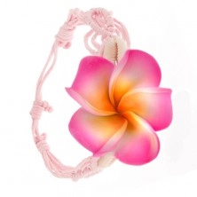 Pleciona bransoletka z jasnoróżowych sznurków, różowy kwiat, muszelki