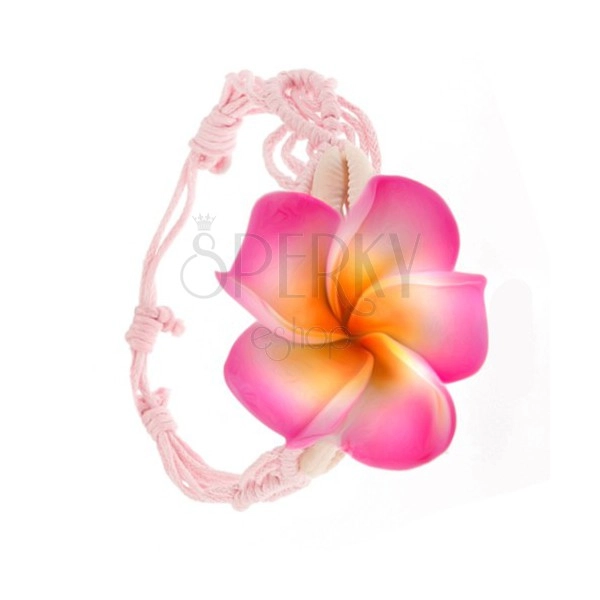 Pleciona bransoletka z jasnoróżowych sznurków, różowy kwiat, muszelki