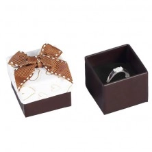 Brązowo-białe pudełeczko na biżuterię, kontury serc, przeszywana kokardka