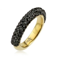 Stalowy pierścionek w złotym kolorze ozdobiony czarnymi cyrkoniami