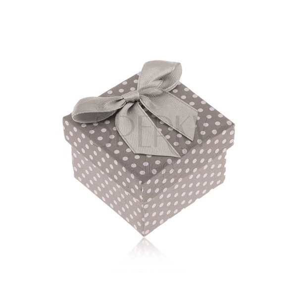 Szaro-białe kropkowane pudełko na pierścionek, lśniąca kokardka