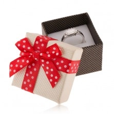 Beżowo-brązowe pudełeczko na pierścionek, czerwona wstążka z białymi kropkami