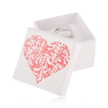 Pudełeczko prezentowe w białym kolorze, błyszczące czerwone serce z listków