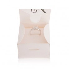 Białe papierowe pudełeczko na pierścionek, ornament ze skręconych liści