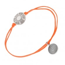 Sznurkowa bransoletka, pomarańczowy kolor, okrągłe zawieszki, kształty geometryczne