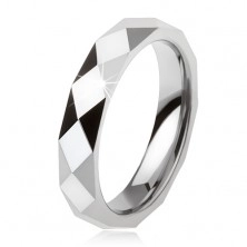 Tungstenowy pierścionek w stalowosiwym kolorze, geometryczna oszlifowana powierzchnia