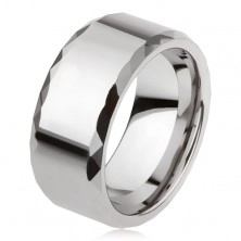 Wolframowy pierścionek srebrnego koloru, geometrycznie szlifowane krawędzie, gładka powierzchnia