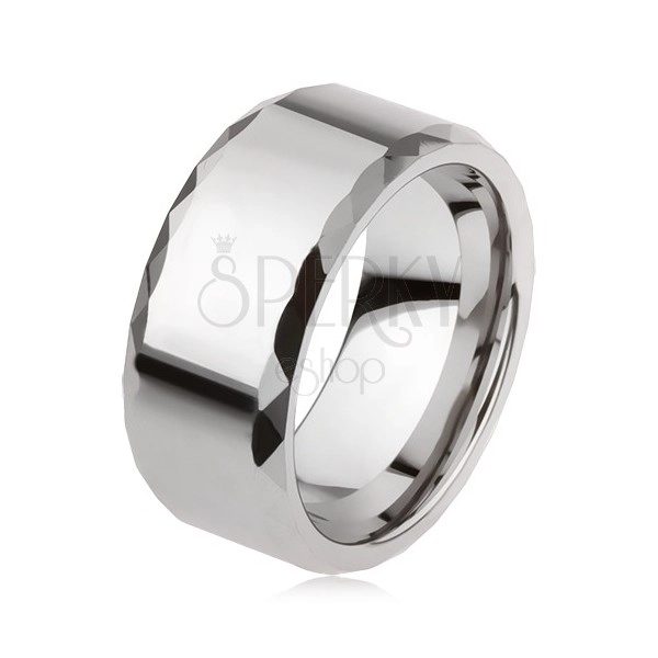 Wolframowy pierścionek srebrnego koloru, geometrycznie szlifowane krawędzie, gładka powierzchnia