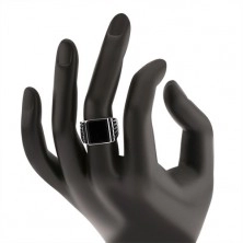 Srebrny pierścionek 925, czarny prostokąt i rowki na ramionach