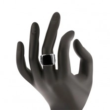 Srebrny pierścionek 925, czarny emaliowany kwadrat, wycięcia na ramionach