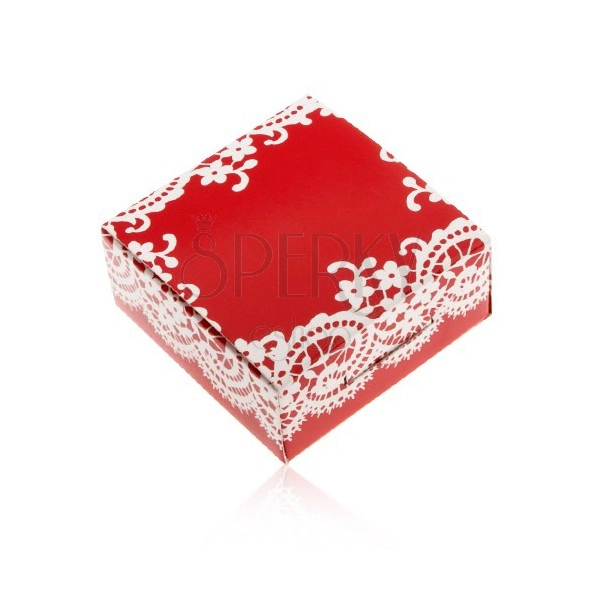 Tekturowe pudełeczko czerwonego koloru na pierścionek i kolczyki, biały koronkowy wzór