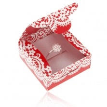 Tekturowe pudełeczko czerwonego koloru na pierścionek i kolczyki, biały koronkowy wzór