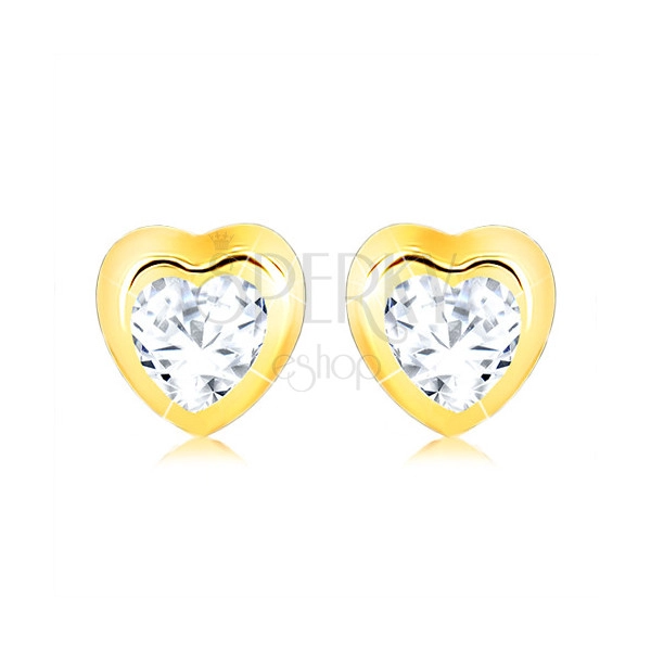 Złote kolczyki 375 - lśniący zarys symetrycznego serca, przezroczysta cyrkonia