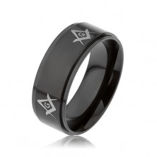 Stalowy pierścionek czarnego koloru, symbole wolnomularskie na podniesionym pasie