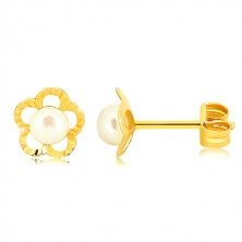 Złote kolczyki 375 - wygrawerowany zarys kwiatu, okrągła perełka białego koloru