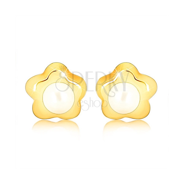 Kolczyki wkręty z żółtego złota 9K - drobny lśniący kwiatek, biała perełka