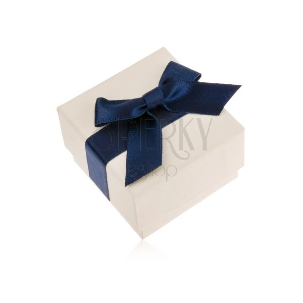 Białe upominkowe pudełeczko na pierścionek, wisiorek lub kolczyki, niebieska kokarda