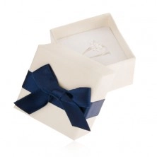Białe upominkowe pudełeczko na pierścionek, wisiorek lub kolczyki, niebieska kokarda