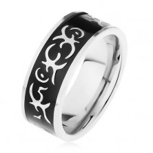 Stalowy pierścionek srebrnego koloru, lśniący czarny pas ozdobiony motywem tribala 