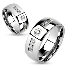 Stalowy pierścionek, srebrny kolor, lśniące gładkie ramiona, przejrzyste cyrkonie