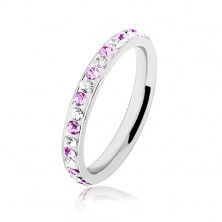 Lśniący stalowy pierścionek w srebrnym kolorze, biała emalia, fioletowe i bezbarwne cyrkonie