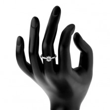 Zaręczynowy pierścionek - srebro 925, ozdobione ramiona, błyszczący cyrkoniowy kwiat