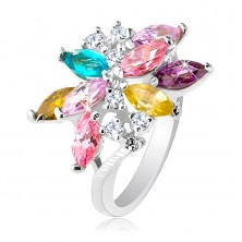 Błyszczący pierścionek srebrnego koloru, duży asymetryczny kwiat z kolorowych cyrkonii