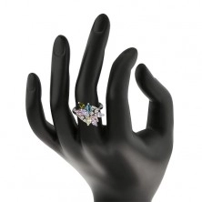 Błyszczący pierścionek srebrnego koloru, duży asymetryczny kwiat z kolorowych cyrkonii