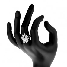 Lśniący pierścionek srebrnego koloru, duży niesymetryczny kwiat z kolorowych cyrkonii