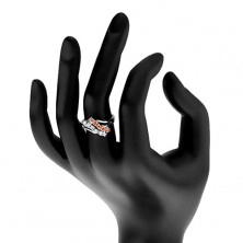 Lśniący pierścionek, srebrny kolor, rozdwojone ramiona, dwa cyrkoniowe pasy