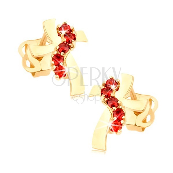 Kolczyki z żółtego 14K złota - krzyż z falistymi ramionami, czerwone cyrkonie